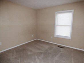 Building Photo - 4 bedroom 2.5 bathroom duplex located in a...