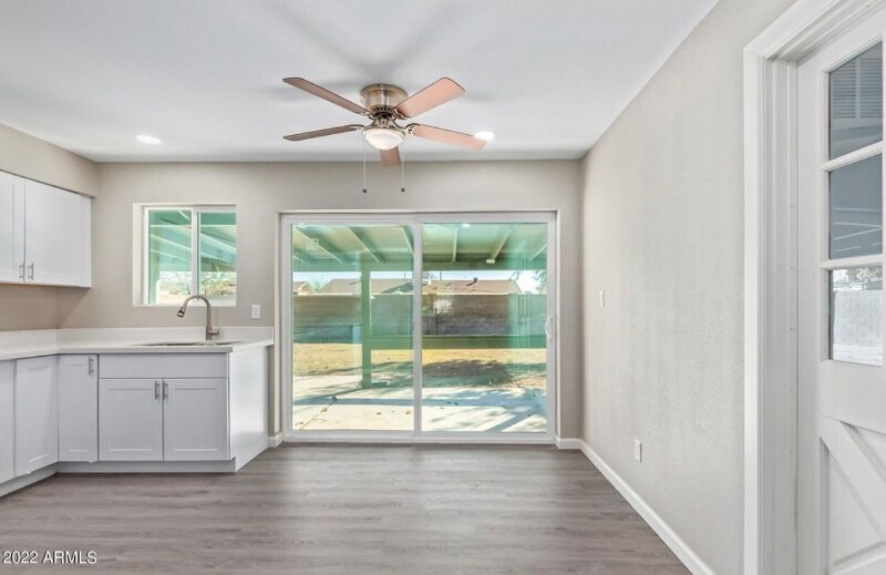 Building Photo - 2429 W Sunnyside Ave