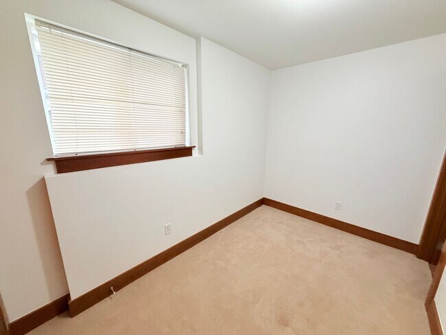 Building Photo - Charming Home in Leschi!