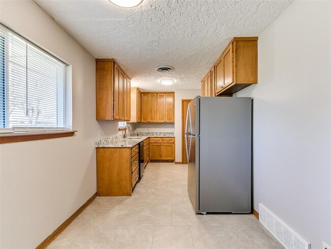 Building Photo - 214 Thompson Dr