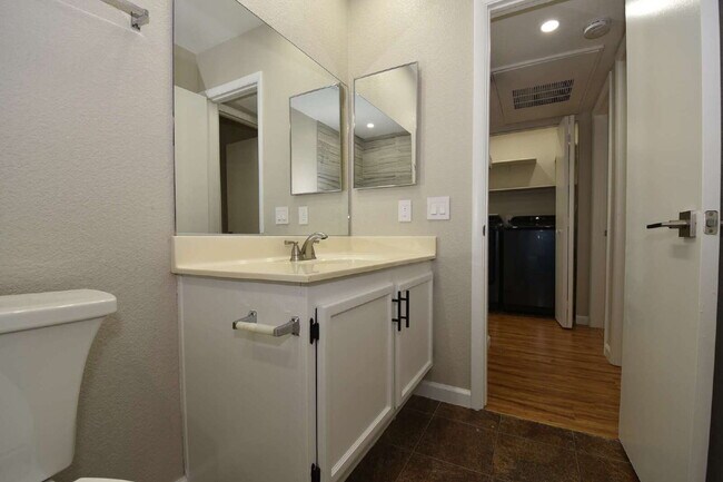 Building Photo - Stunning 2-Bedroom Condo 2nd Floor at The Lakes!