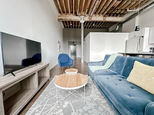 Building Photo - 403 W 4th St N