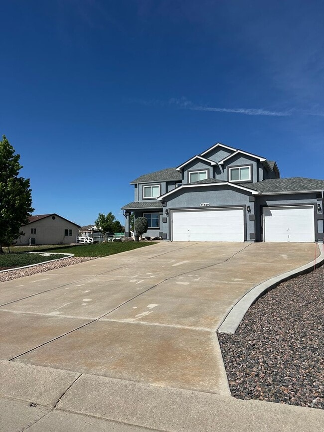 Building Photo - Stunning and HUGE 5BD/3.5BA in Paint Brush...