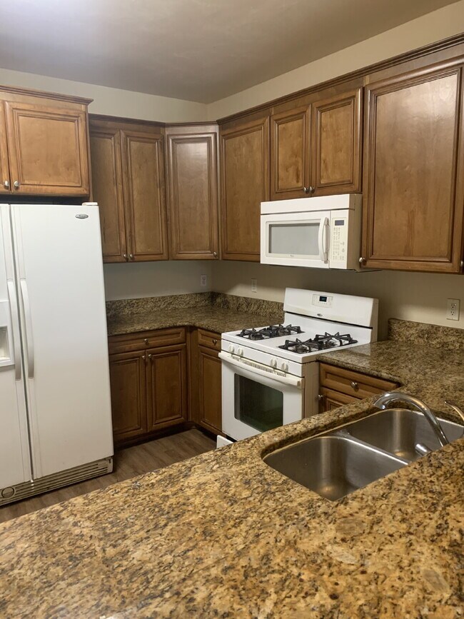 Building Photo - Huge 3-bedroom 2.5-Bathroom Condo Near parks and restaurants