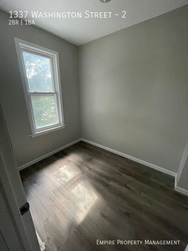 Building Photo - 2nd floor: 2 Bedroom / 1 Bathroom in Easton !