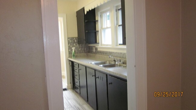 Building Photo - 1625 E 13th St