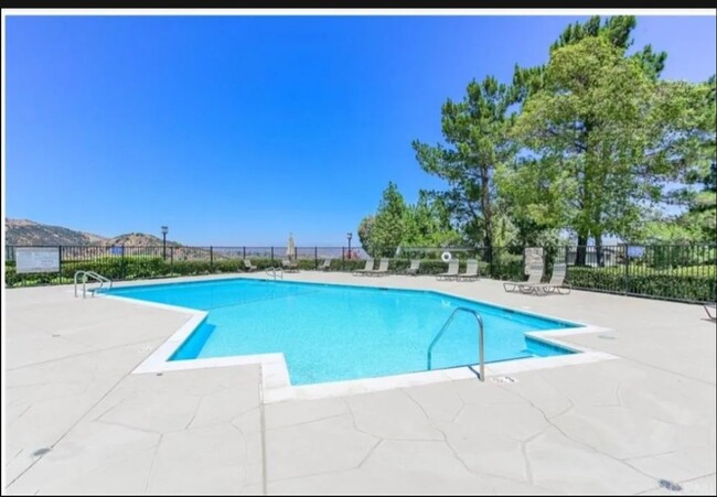 Building Photo - 2560 Avenida Del Vista