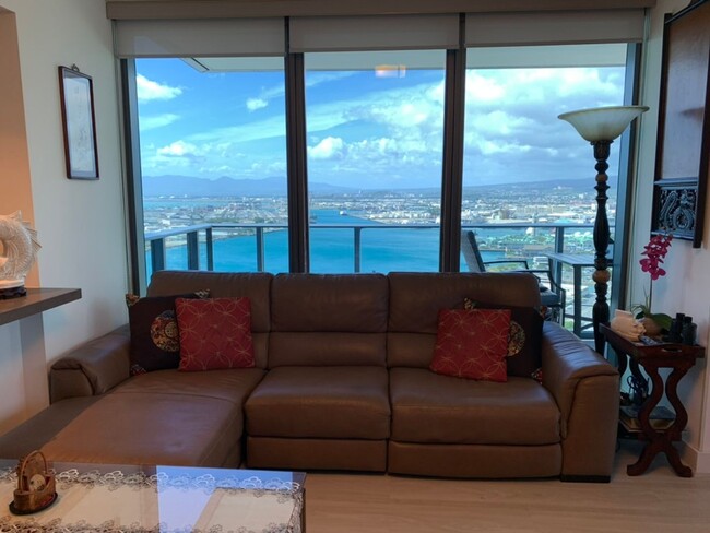 Building Photo - Fully Furnished 3 BR/2 BA/1 Parking on Hig...