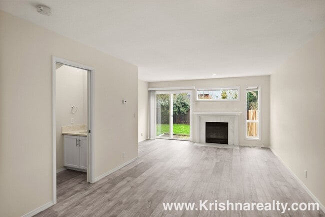 Building Photo - Gorgeous 3 BD* 2.5 BA* Updated Duplex Located in Historic Orenco in the Elk Meadows Community! *S...