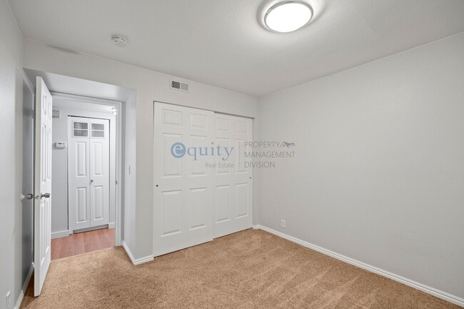 Building Photo - 989 Creekhill Ln