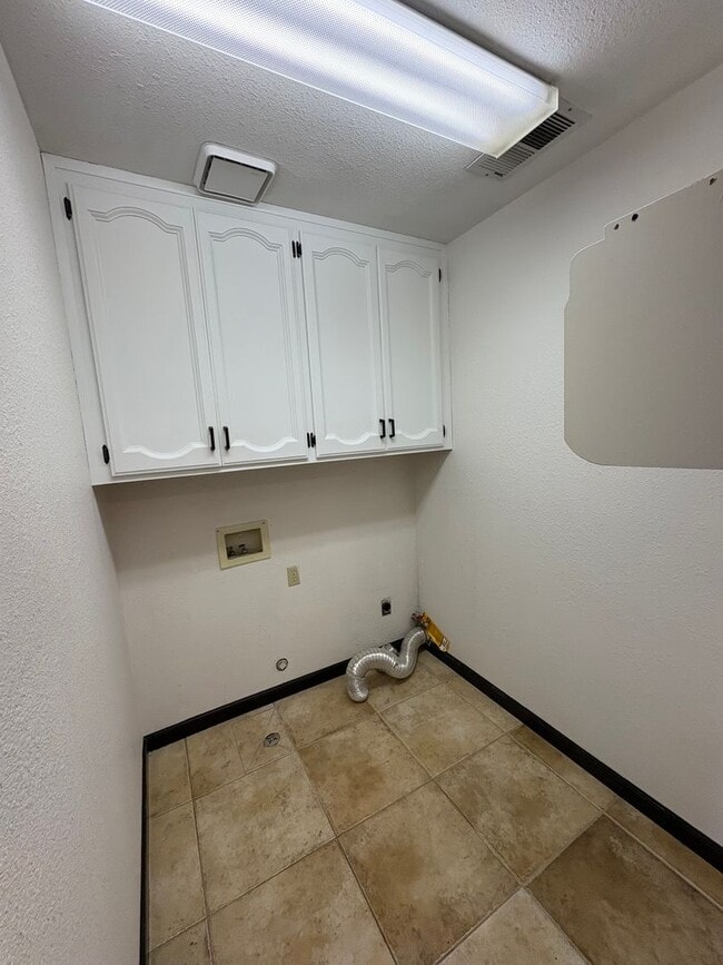 Building Photo - NW Visalia Home coming soon!