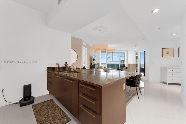 Building Photo - 15811 Collins Ave