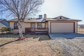 Building Photo - 3 bedroom, 2 bathroom ranch style home in ...