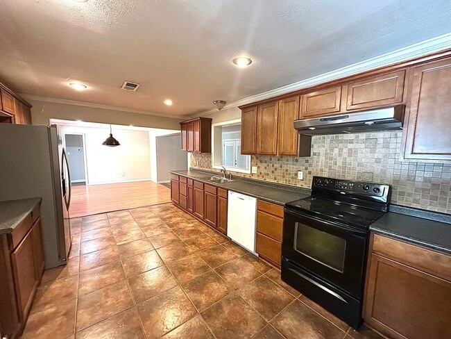 Building Photo - 2046 Shadywood Ln
