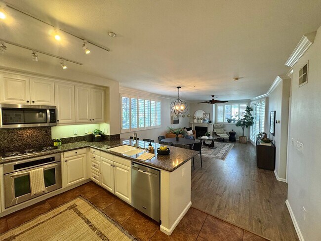 Building Photo - Gorgeous 3 Bed, 2 Bath Unit with Ocean Views