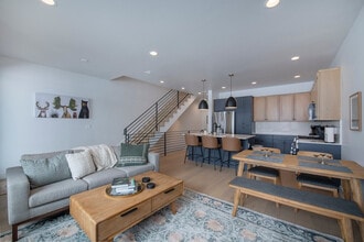 Building Photo - 103 Haverly St