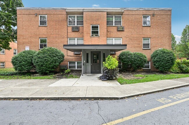 Building Photo - 1730 E Long St