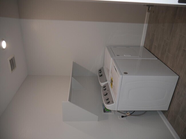 Building Photo - 18156 W Daley Ln