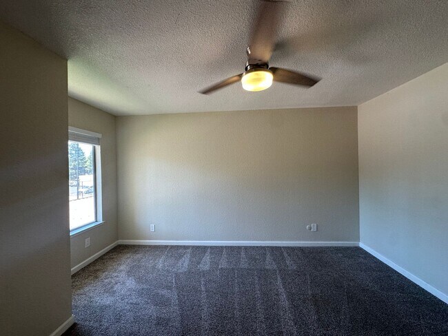 Building Photo - 3701 Colonial Dr