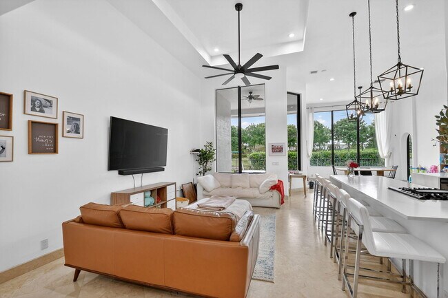 Building Photo - 10337 Trianon Pl