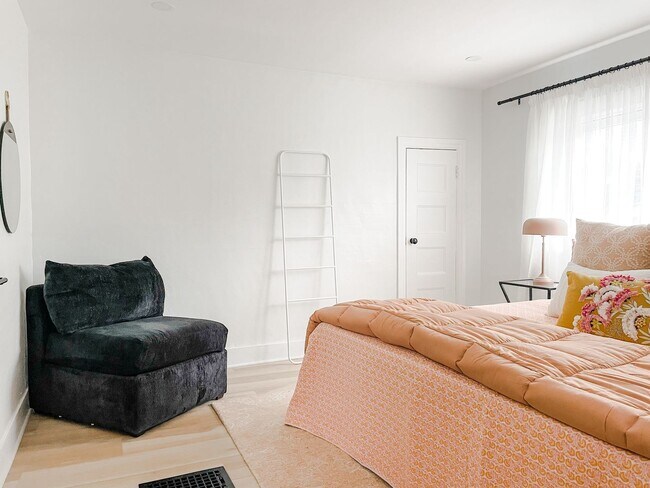 Building Photo - Gorgeous three bedroom in the heart of Park Ave