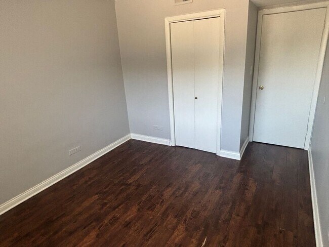 Building Photo - Charming 2-Bedroom Apartment for Rent in O...