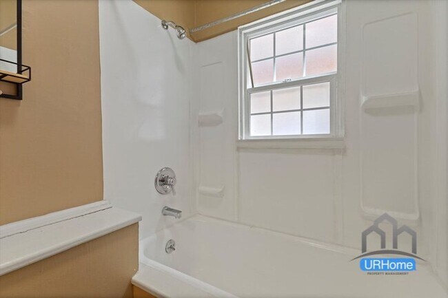 Building Photo - Charming Portland Studio – Prime Walkable Location, $1,100