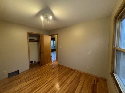 Building Photo - "Charming 2-Bed Gem with Hardwood Floors in Saint Paul's Vibrant South Side!"