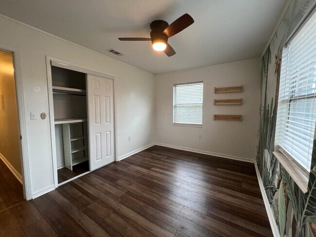 Building Photo - 723 Clark Dr
