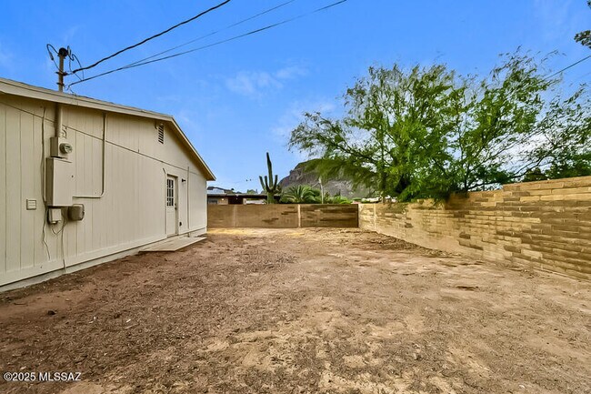 Building Photo - 4657 S Paseo Don Carlos