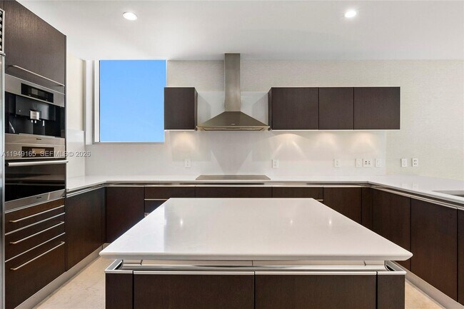 Building Photo - 17001 Collins Ave