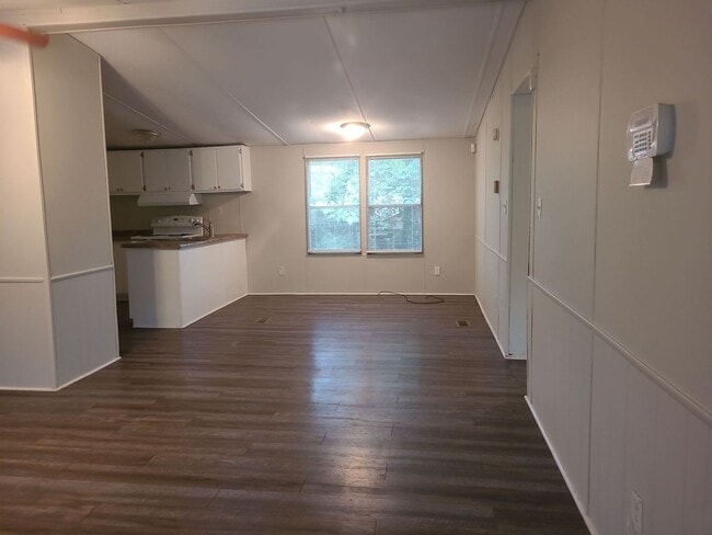 Building Photo - 3 Bedroom 2 Bathroom with a partially fenc...