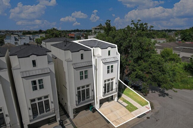 Building Photo - 2221 Francis St