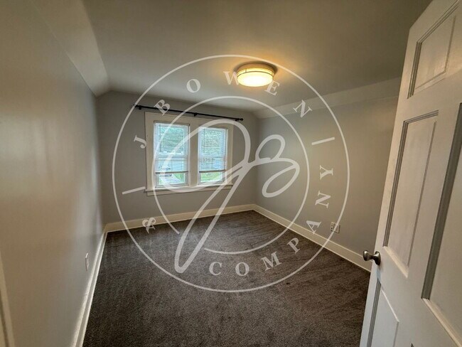 Building Photo - Charming 4 bedroom 2 bathroom close to the University of Toledo.