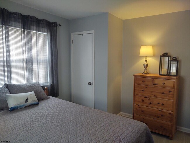 Building Photo - 701 E Beach Ave