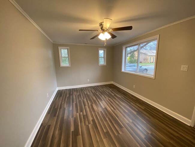 Building Photo - Move-in Ready!