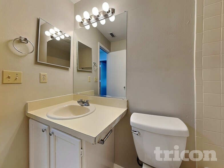 Building Photo - 714 49th St E