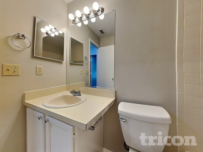 Building Photo - 714 49th St E