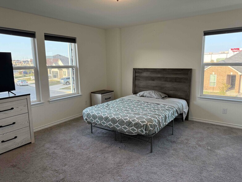 Building Photo - 11303 Camassia
