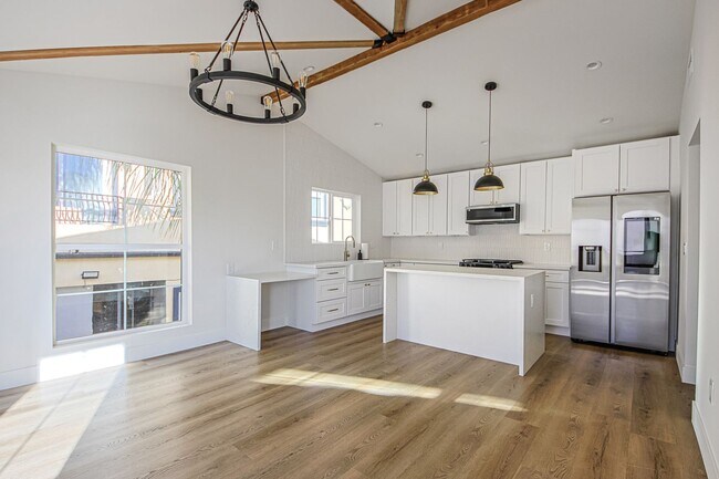 Building Photo - Luxury Living with Massive Private Yard in Downtown Burbank!