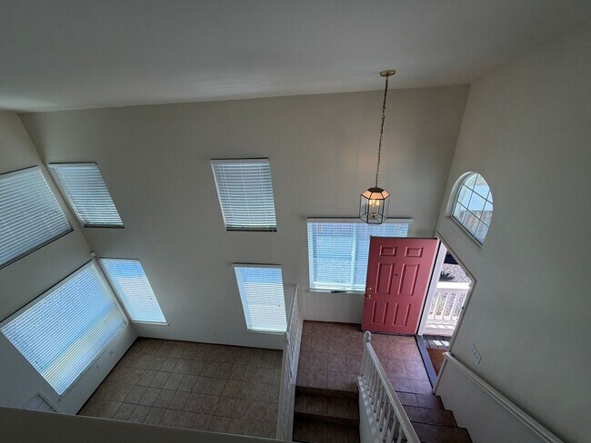 Building Photo - GREAT CORNER LOCATION IN CENTRAL BRENTWOOD