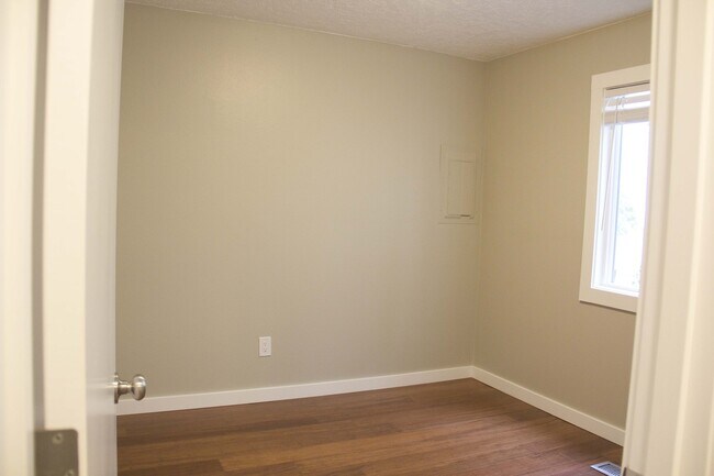 Building Photo - 2bed/2bath, W/D in unit, garage, and all d...