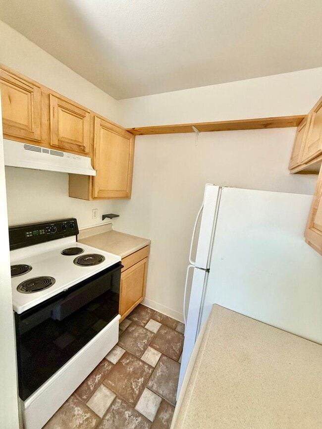 Building Photo - Move -In Incentives - Pick 1 - 2 Weeks Free, $100 Off or Flexible Lease Dates! 2 Bed, 1 Bath apar...