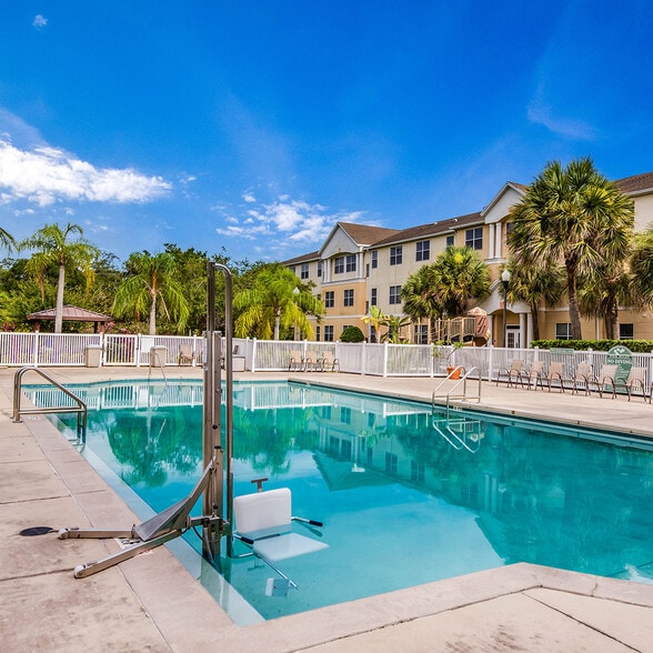 Building Photo - Lexington Club