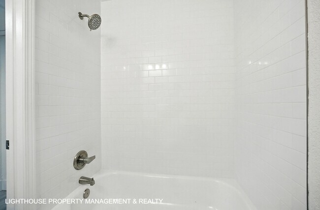 Building Photo - Renovated 3 Bed/2 Bath Home with Den & Off...