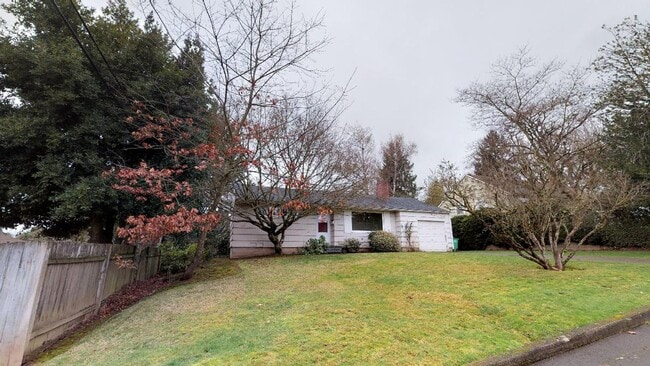 Building Photo - Multnomah Village - Single Level, Large Ya...