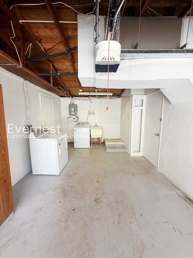Building Photo - Cozy 2 Bed, 1 Bath Home with Patio and Garage | Pet Friendly | Available Now!
