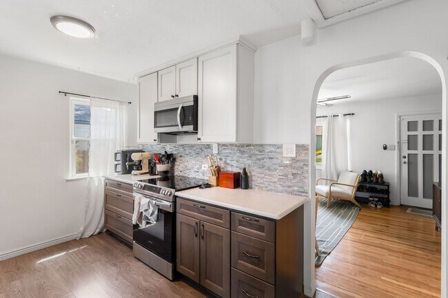 Building Photo - 3BD, 1BA Edgewater Home with Lard Back Yard and 2-Car Garage