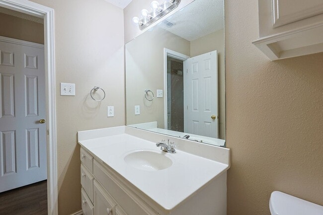 Building Photo - Don't miss this 2 Bedroom Duplex