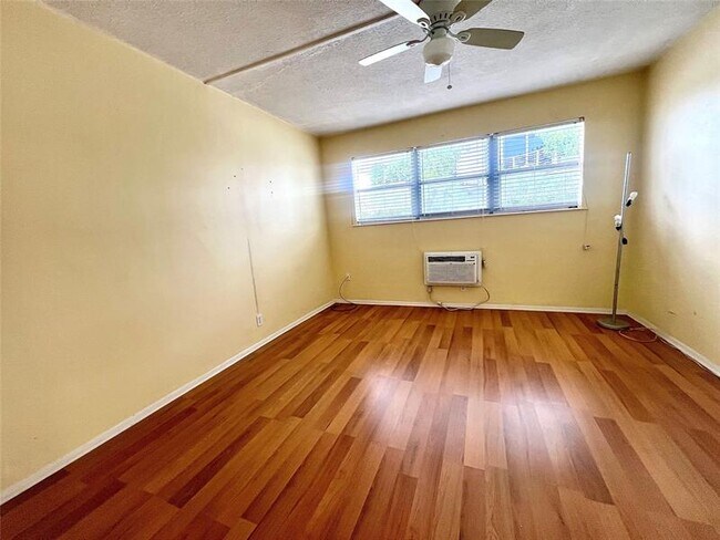 Building Photo - 625 Antioch Ave